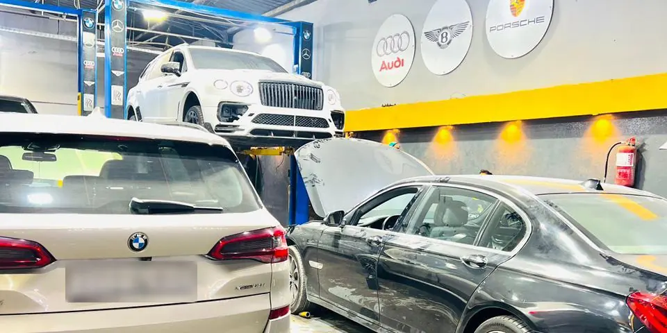 سيارتا BMW X5 والفئة الخامسة داخل مركز كار إنجين
