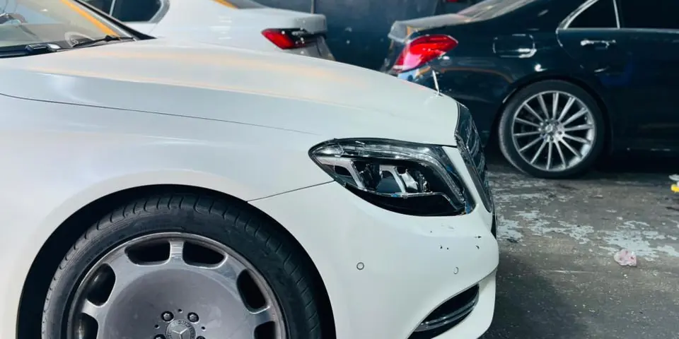 سيارة مرسيدس S600 بيضاء داخل مركز كار إنجين