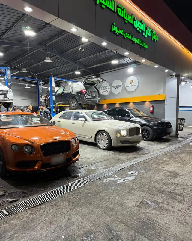 مدخل مركز كار إنجين وسيارات بنتلي وBMW أمام الورشة