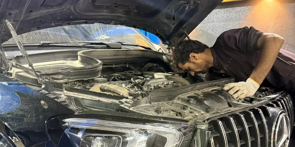فني في مركز كار إنجين يفحص محرك سيارة مرسيدس GLE